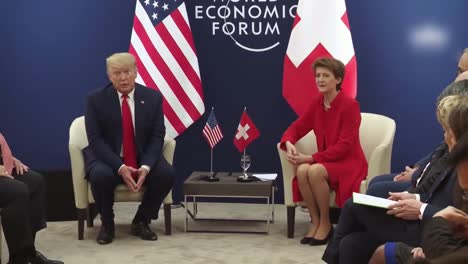 Presidente-De-Los-Estados-Unidos-Donald-Trump-Y-Simonetta-Sommaruga-Presidente-Del-Foro-Económico-Mundial-De-La-Confederación-Suiza