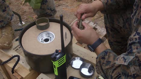 US-Marinekampfingenieure-Und-Infanteristen-üben-Mit-Sprengstoffabrisstraining-In-Okinawa,-Japan