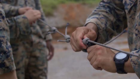 US-Marinekampfingenieure-Und-Infanteristen-üben-Mit-Sprengstoffabrisstraining-In-Okinawa,-Japan-1