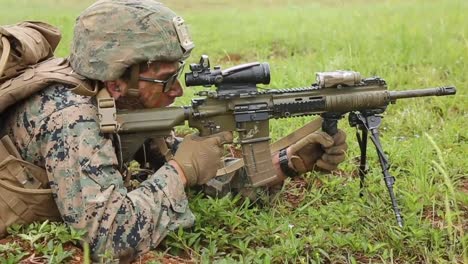 Us-Marines-Fire-Weapons-During-A-Longrange-Air-Assault-Raid-Exercise-At-Camp-Hansen-Okinawa-Japón