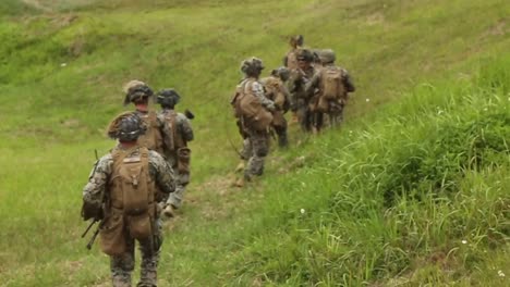 US-Marines-Longrange-Ejercicio-De-Incursión-De-Asalto-Aéreo-Con-águilas-Pescadoras-Mv22b-En-El-Campamento-Hansen-Okinawa-Japón