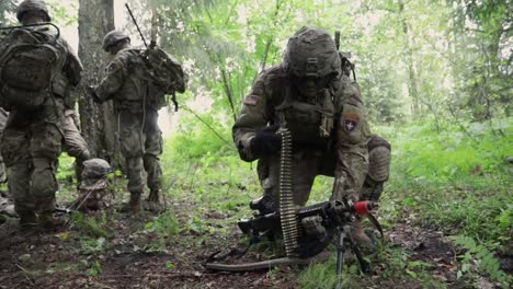 US-Armeesoldaten-Mit-NATO-Verbesserte-Vorwärtspräsenz-Battlegroup-Scout-Und-Aufklärungstraining-Polen