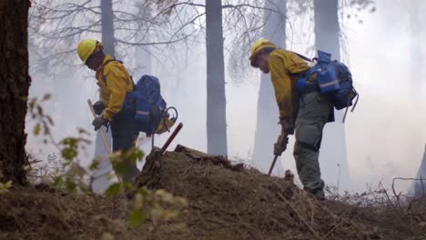 Wir-Marines-Helfen-Bei-Der-Bekämpfung-Von-Bachfeuer,-Einem-Inferno-Aus-Flammen-Und-Wütenden-Waldbränden-Im-Sierra-National-Forest-3