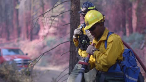 Wir-Marines-Helfen-Bei-Der-Bekämpfung-Von-Bachfeuer,-Einem-Inferno-Aus-Flammen-Und-Wütenden-Waldbränden-Im-Sierra-National-Forest-4