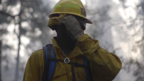 Cámara-Lenta-Marines-Estadounidenses-Luchan-Contra-El-Fuego-Del-Arroyo-Un-Infierno-De-Llamas-Y-Furiosos-Incendios-Forestales-En-El-Bosque-Nacional-Sierra-1