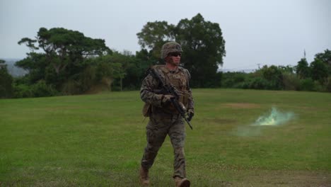 US-Marines-Simulieren-Die-Bergung-Von-Schwer-Verwundeten-Soldaten-Bei-Lz-Owl-Ginoza-Okinawa-Japan-2