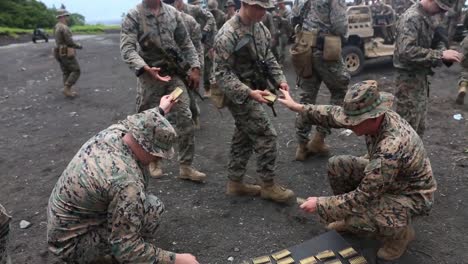 US-Marines-Schießen-Automatische-Gewehre-Ein-Schießstand-Treffsicherheitstraining-Übung-Im-Camp-Fuji-Japan