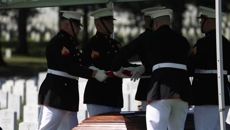 Los-Infantes-De-Marina-Estadounidenses-En-Uniforme-De-Gala-Yacía-Un-Soldado-Caído-Para-Descansar-En-El-Cementerio-Nacional-De-Arlington-Washington-2