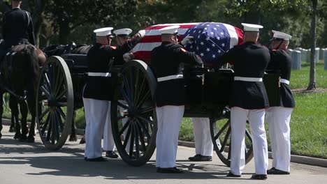 US-Marines-In-Uniform-Legen-Einen-Gefallenen-Soldaten-Auf-Dem-Nationalfriedhof-Von-Arlington-Washington-5-Zur-Ruhe