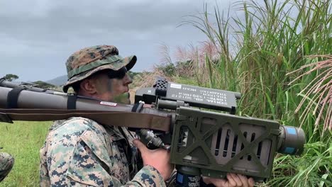 Los-Infantes-De-Marina-Estadounidenses-Con-El-3er-Batallón-De-Defensa-Aérea-De-Baja-Altitud-Realizar-Entrenamiento-De-Reacción-De-Amenaza-Terrestre-Okinawa-Japón-4