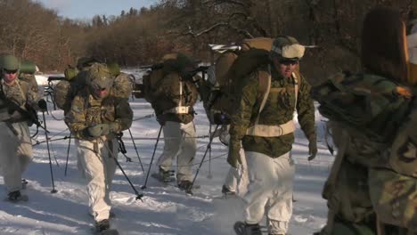 US-Armee-Und-Marinesoldaten-Verwenden-Schneeschuhe-Ahkio-Schlitten-Und-Winter-Überlebensausrüstung-Fort-Mccoy-Coldweather-Course-Wi