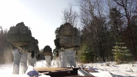 El-Ejército-De-EE.-UU.-Y-Los-Marines-Usan-Raquetas-De-Nieve,-Trineos-Ahkio-Y-Equipo-De-Supervivencia-Invernal-Fort-Mccoy-Curso-De-Clima-Frío-Wi