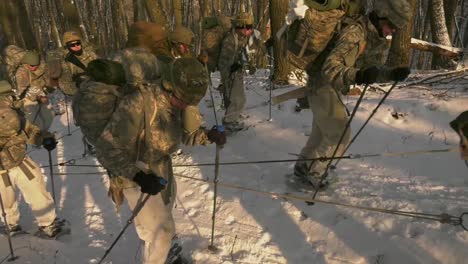 El-Ejército-De-Los-EE.-UU.-Y-Los-Marines-Usan-Raquetas-De-Nieve,-Trineos-Ahkio-Y-Equipo-De-Supervivencia-Invernal-Fort-Mccoy-Curso-De-Clima-Frío-Wi