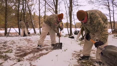 El-Ejército-De-EE.-UU.-Y-Los-Infantes-De-Marina-Usan-Raquetas-De-Nieve,-Trineos-Ahkio-Y-Equipo-De-Supervivencia-Invernal-Fort-Mccoy-Coldweather-Course-Wi-6