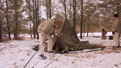 US-Armee-Und-Marinesoldaten-Verwenden-Schneeschuhe,-Ahkio-Schlitten-Und-Winter-Überlebensausrüstung-Fort-Mccoy-Coldweather-Course-Wi-7