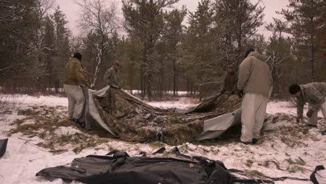 El-Ejército-De-EE.-UU.-Y-Los-Marines-Usan-Raquetas-De-Nieve,-Trineos-Ahkio-Y-Equipo-De-Supervivencia-Invernal-Fort-Mccoy-Coldweather-Course-Wi-8