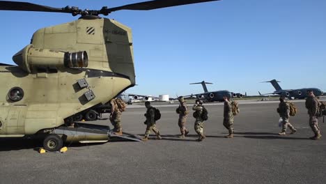 Soldaten-Flieger-Und-Chinook-Und-Black-Hawk-Hubschrauber-Operationen-Während-Der-Trainingsübung-Schutzschild