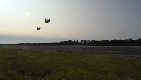 Soldaten-Flieger-Und-Chinook-Und-Black-Hawk-Hubschrauber-Operationen-Während-Der-Trainingsübung-Wächterschild-1