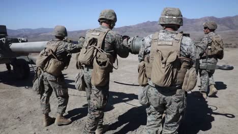 Los-Marines-Estadounidenses-Simulacro-De-Incendio-Directo-Con-Obús-M777-Marine-Corps-Evaluación-De-La-Preparación-Para-El-Combate-Camp-Pendleton-Ca