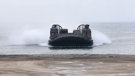 La-Lancha-De-Desembarco-Con-Amortiguación-De-Aire-De-La-Marina-Estadounidense-Transporta-Armas-Desde-El-Barco-Hasta-La-Orilla-Durante-Un-Ejercicio-De-Campo-De-California