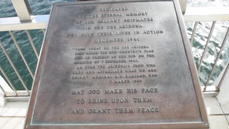 US-Arizona-Denkmal-Zu-Ehren-Von-Soldaten-Und-Matrosen,-Die-Bei-Einem-Angriff-Auf-Den-Marinestützpunkt-In-Pearl-Harbor-Hawaii-Getötet-Wurden-3