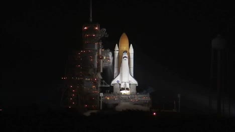 Das-Space-Shuttle-Discover-Startet-In-Der-Nacht