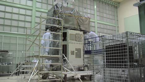 Wissenschaftler-Arbeiten-In-Einem-Streng-Kontrollierten-Labor,-Um-Einen-Satelliten-An-Der-NASA-Vorzubereiten