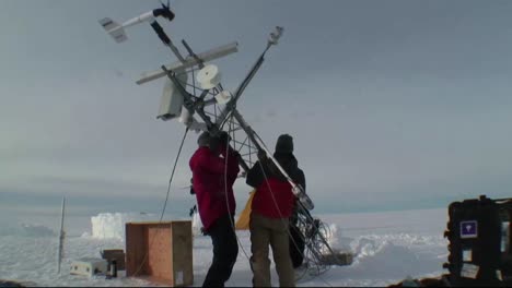 Los-Científicos-Meteorológicos-Y-Climáticos-De-La-NASA-Construyen-Una-Estación-Meteorológica-En-La-Antártida