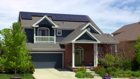Zu-Sonnenkollektoren-Neigen,-Die-Die-Dächer-Eines-Hauses-In-Einem-Wohnviertel-Schmücken