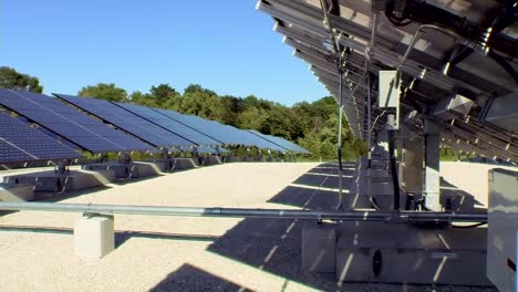 Ein-Solarpanel-Array-Wird-Verwendet,-Um-Einen-Fernsehsender-Und-Einen-Turm-Mit-Strom-Zu-Versorgen-1
