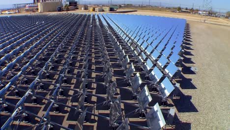 Eine-Große-Solaranlage-In-Der-Wüste-Erzeugt-Sauberen-Strom-1