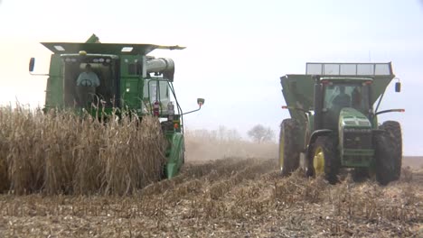 Bauern-Ernten-Mais-Auf-Den-Feldern-Von-Iowa
