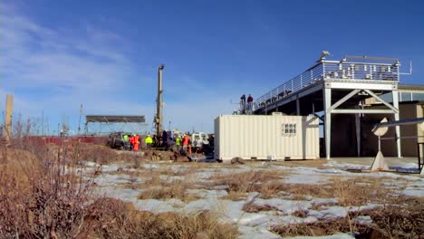 Un-Equipo-De-Construcción-Realiza-Ejercicios-Para-Aprovechar-La-Energía-Geotérmica-3