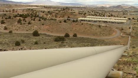 Las-Tuberías-Conducen-A-Una-Planta-De-Energía-Geotérmica.