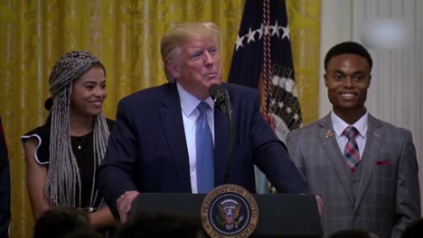 El-Presidente-De-Estados-Unidos,-Donald-Trump,-Habla-Con-Los-Afroamericanos-En-La-Cumbre-De-Jóvenes-Líderes-Negros-En-La-Casa-Blanca-21