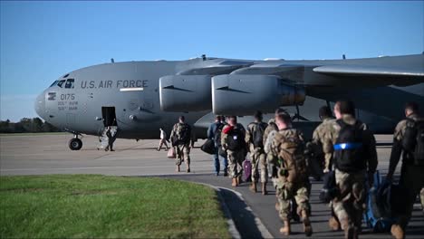 Los-Aviadores-De-La-Fuerza-Aérea-Estadounidense-Se-Despliegan-En-Boeing-C17-Globemaster-Iii-Durante-La-Base-Conjunta-Covid19-Langley-Eustis-Virginia