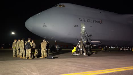 US-Luftwaffenflieger-Erhalten-Eine-Ausbildung-Auf-Einem-C5m-Supergalaxie-Frachtjet-Flugzeug-Auf-Der-Yokota-Air-Base-Tokio-Japan