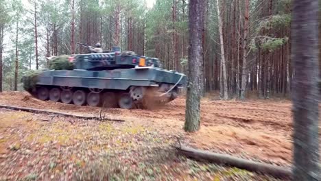 Drohnenschüsse-Trainingsübung-Von-Militärischen-Panzereinheiten,-Die-Deutsche-Leopard-II-Panzer-Fahren-Litauen