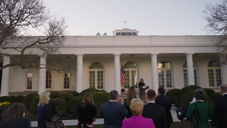 La-Primera-Dama-Ivanka-Trump-Presenta-Una-Escultura-Del-Artista-Asiático-americano-Isamu-Noguchi-Casa-Blanca-Jardín-De-Rosas