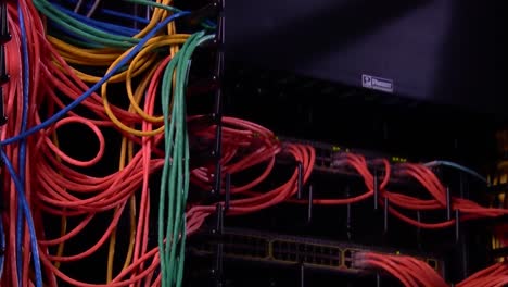 Kabel-Und-Verkabelung-Verbindet-Server-In-Einem-Riesigen-Rechenzentrum-2