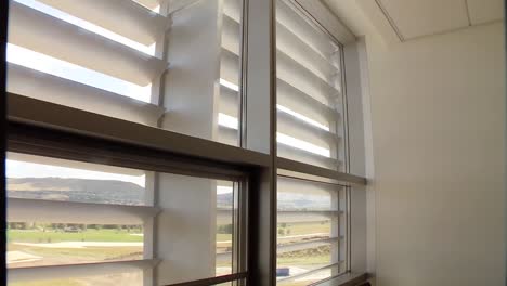 Ein-Energieeffizienter-Büroraum-Verwendet-Fensterschlitze-Und-Reflektierende-Oberflächen-1