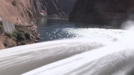 Suministros-De-Agua-De-Emergencia-Se-Liberan-De-La-Presa-De-Glen-Canyon-5