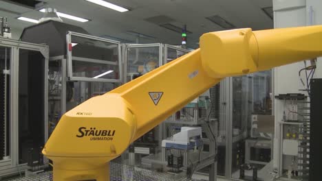 Roboter-Erledigen-Die-Arbeit-Von-Menschen-In-Einer-Sensiblen-Laborumgebung