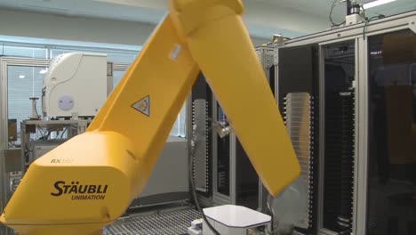 Roboter-Erledigen-Die-Arbeit-Des-Menschen-In-Einer-Sensiblen-Laborumgebung-3
