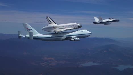 Die-Letzte-Reise-Des-Space-Shuttle-Unternehmens,-Das-über-Die-Pazifikküste-Fliegt