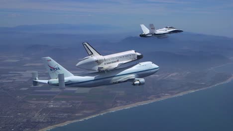 El-Viaje-Final-De-La-Empresa-Del-Transbordador-Espacial-Sobrevolando-La-Costa-Del-Pacífico-1