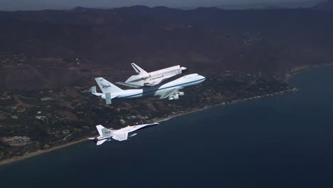 Die-Letzte-Reise-Des-Space-Shuttle-Unternehmens,-Das-über-Die-Pazifikküste-Fliegt-4