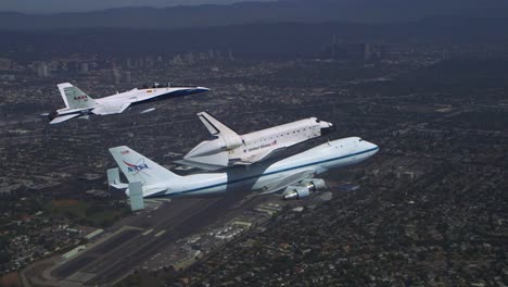 Die-Letzte-Reise-Des-Space-Shuttle-Unternehmens-über-Los-Angeles