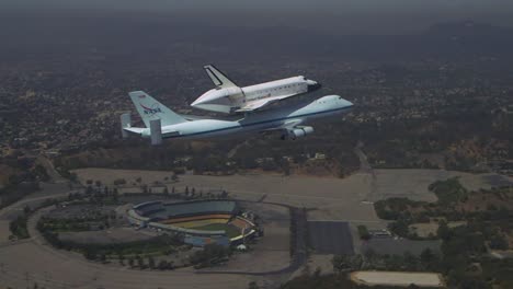 Die-Letzte-Reise-Des-Space-Shuttle-Unternehmens,-Das-über-Das-Dodger-Stadion-Von-Los-Angeles-Fliegt