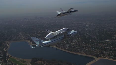 Die-Letzte-Reise-Des-Space-Shuttle-Unternehmens,-Das-über-Die-Innenstadt-Von-Los-Angeles-Fliegt